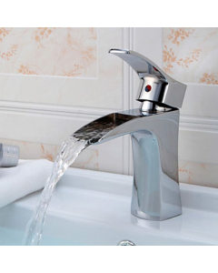Robinet de lavabo avec jet d'eau effet cascade, un robinet muni d'une seule poignée et fini en chrome